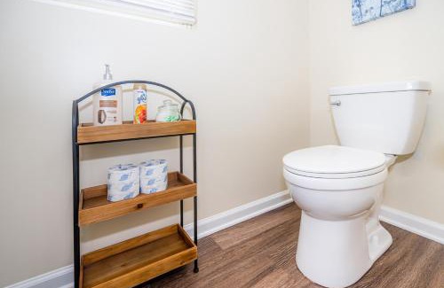 Durham Apartment | Serine Space - Townhome - King Bed - Duke - Long Term Stays