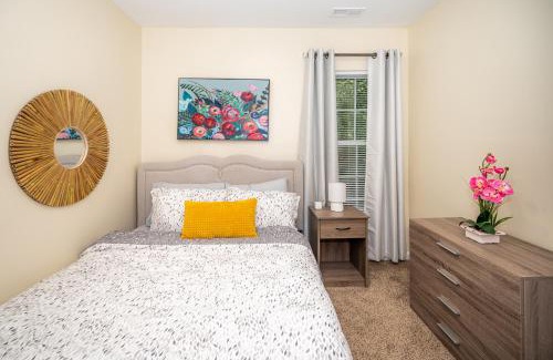 Durham Apartment | Serine Space - Townhome - King Bed - Duke - Long Term Stays