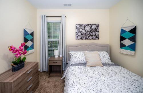 Durham Apartment | Serine Space - Townhome - King Bed - Duke - Long Term Stays