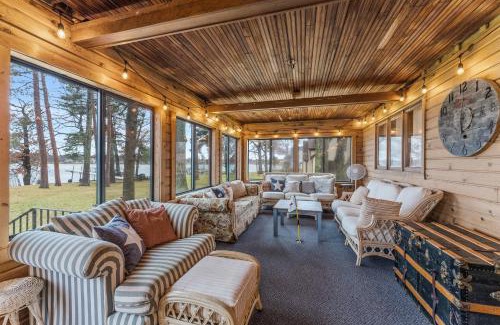 Crosby House | Serpent Lake Getaway
