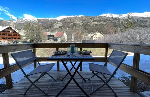 Monetier-les-Bains Apartment | Serre Chevalier, Monêtier, superb renovated apartment with terrace overlooking garden