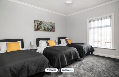 Bolton House | Serviced 2BR Home in Bolton Near Manchester