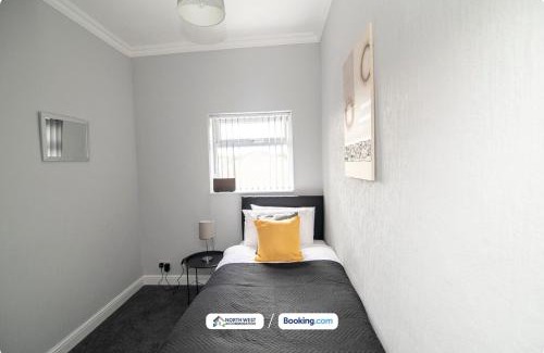 Bolton House | Serviced 2BR Home in Bolton Near Manchester