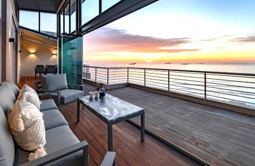 Bloubergstrand Apartment | Serviced Beach Penthouse, 100k Gemstone display, All Ensuite