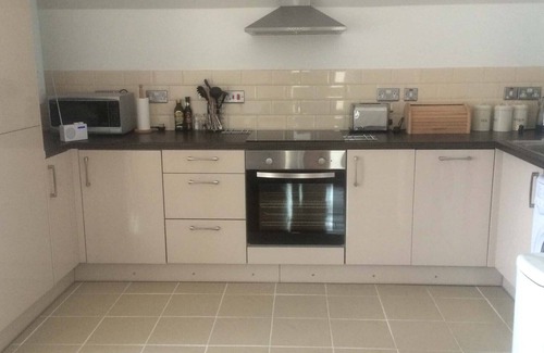 Cambridge Apartment | Serviced City Centre garden apartment free off road car port parking & Wi-Fi.