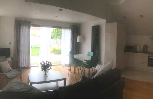 Cambridge Apartment | Serviced City Centre garden apartment free off road car port parking & Wi-Fi.