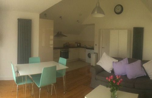 Cambridge Apartment | Serviced City Centre garden apartment free off road car port parking & Wi-Fi.