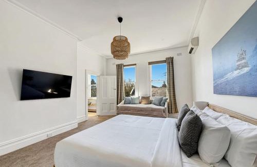 North Sydney Apartment | Serviced Luxury Condo, Parkside, moments to metro
