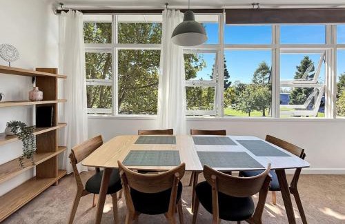 North Sydney Apartment | Serviced Luxury Condo, Parkside, moments to metro