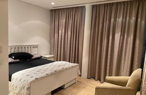 Al Mankhool Apartment | Serviced Room in a Luxurious apt - unmatched view