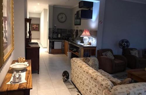 Quigney Beach House | Sesethu Lodge