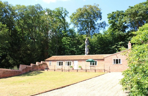 Holt House | Set in the stunning grounds of Bayfield Hall