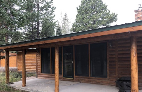 Ponderosa Pines House | Set up your basecamp at MacCabin