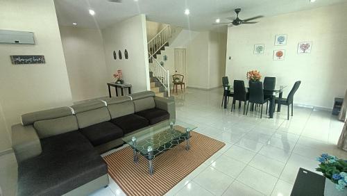 Taman Teratai House | Setia Residen Semi-D two half storey 5 Bedrooms unlimited wifi