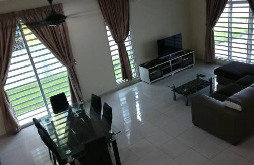 Taman Teratai House | Setia Residen Semi-D two half storey 5 Bedrooms unlimited wifi