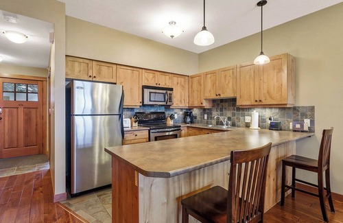 Sun Peaks Condo | Settler's Crossing 18: Stylish, 2BDRM Condo w/Private Hot Tub