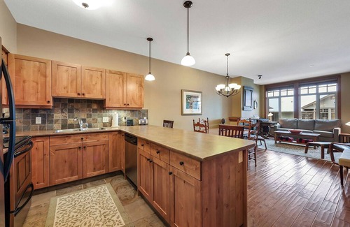 Sun Peaks Condo | Settler's Crossing 18: Stylish, 2BDRM Condo w/Private Hot Tub