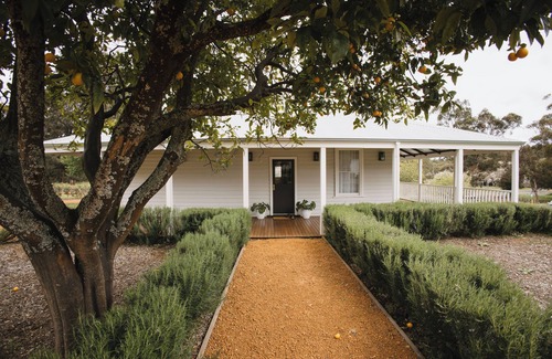 Peerabeelup House | Settlers Cottage: family-style quiet luxury on a winery estate