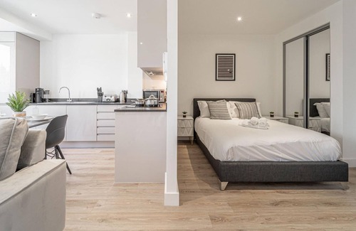Barnt Green Apartment | Seven Living Residences Solihull - Modern Studios close to NEC and BHX