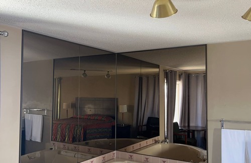 Kingston Hotel | Seven Oakes Motel