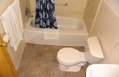 Kingston Hotel | Seven Oakes Motel