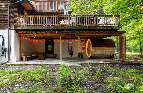East Stroudsburg House | Seven Oaks Hot Tub Sauna POOL Game Room