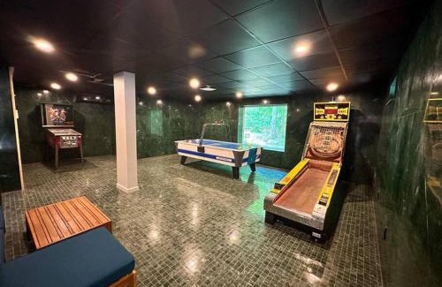 East Stroudsburg House | Seven Oaks Hot Tub Sauna POOL Game Room