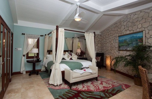 Stewart Town Villa | Seven Seas-BEACHFRONT! STAFF! POOL! FAMILY! WEDDINGS!
