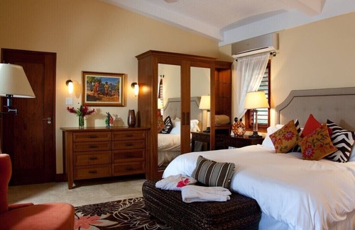 Stewart Town Villa | Seven Seas-BEACHFRONT! STAFF! POOL! FAMILY! WEDDINGS!