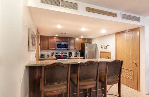Seven Springs Apartment | Seven Springs Meadowridge 2 Bedroom Standard Condo with Deck and Mountain Views! condo