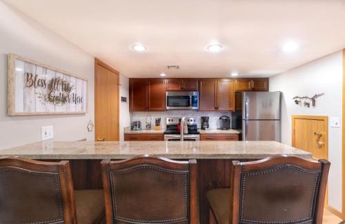 Seven Springs Apartment | Seven Springs Meadowridge 2 Bedroom Standard Condo with Deck and Mountain Views! condo