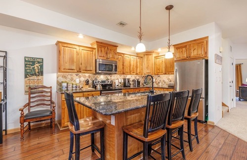 Seven Springs Condo | Seven Springs Woodridge 4 Bedroom Premium Condo, Deck with Mountain Views by RedAwning