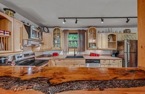 Great Cacapon House | Seventh Heaven - pet friendly, hot tub, wifi, kid's loft, wifi, grill, king bed