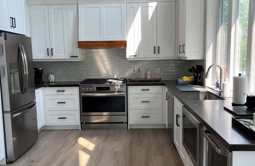 Severn Bridge Cottage | Severn River Luxury Retreat, 3 bds, 2,5 bath, sleeps 9 ppl, dogs welcome!