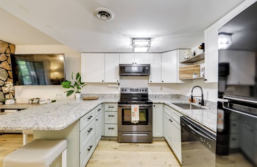 Sevierville Condo | Sevierville Condo w/Balcony + Pool Access!