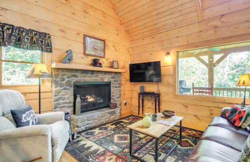 Gatlinburg - Pigeon Forge House | Sevierville Woods Retreat Cabin with Mtn View