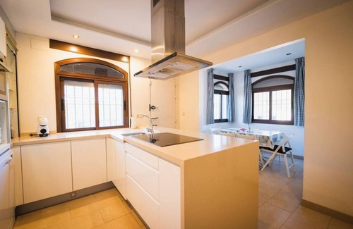 Montequinto Ski Chalet | Seville Luxury Villa with Pool, Padel Court, Pet-Friendly and Group-Friendly
