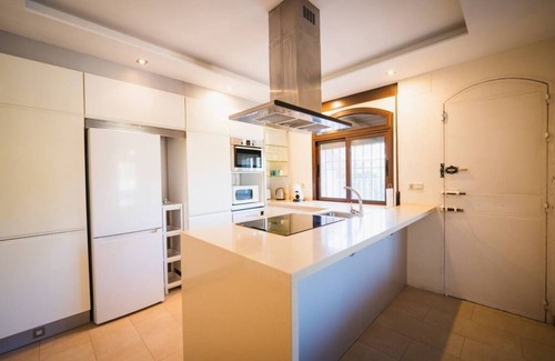 Montequinto Ski Chalet | Seville Luxury Villa with Pool, Padel Court, Pet-Friendly and Group-Friendly