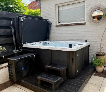 Heerenveen Bed & Breakfast | Sfeervol Tiny House met luxe jacuzzi & tuinkamer