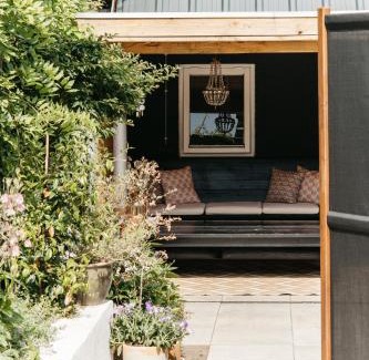 Heerenveen Bed & Breakfast | Sfeervol Tiny House met luxe jacuzzi & tuinkamer