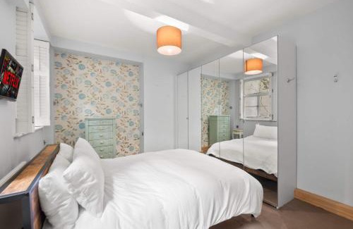 Brompton & Hans Town Apartment | SG, Cosy Knightsbridge Apartment by Harrods