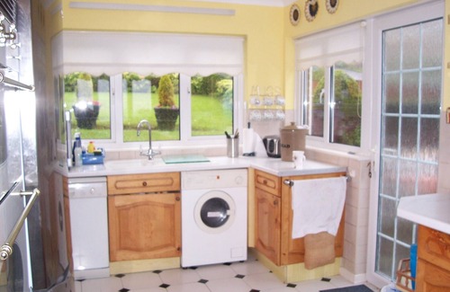 Baglan House | Sha's Pad, Room 1, Sleeps 2 people- twin beds, private on- suite shower room.