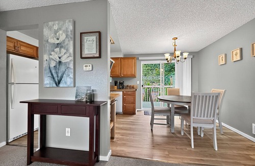 Silver Lake House | Shabby Chic 3BR Lake Retreat – Walk to Park, Shops, & More