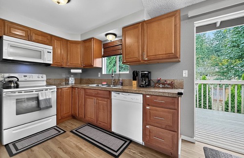 Silver Lake House | Shabby Chic 3BR Lake Retreat – Walk to Park, Shops, & More