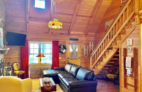 Pine Mountain Cabin | Shabby Chic meets the mountains! Sleeps 6