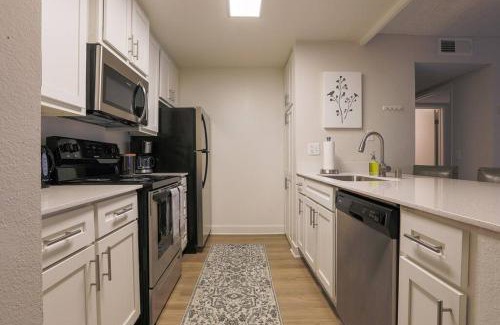 Ivey Ranch - Rancho Del Oro Apartment | Shabby Chic Oceanside King & 2 Queen bed Pool GYM