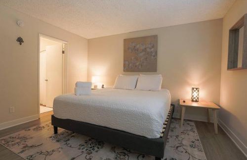 Ivey Ranch - Rancho Del Oro Apartment | Shabby Chic Oceanside King & 2 Queen bed Pool GYM