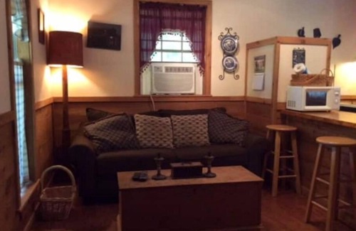 Bogalusa Cabin | Shaded Creekside Cabin