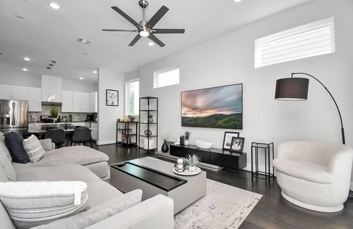 MacGregor House | Shades of Gray - Central - Garage - 300mbs WIFI - King