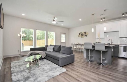 Southeast Houston House | Shades of Grey 3 BR/2.5 BA Near Dwntwn & NRG
